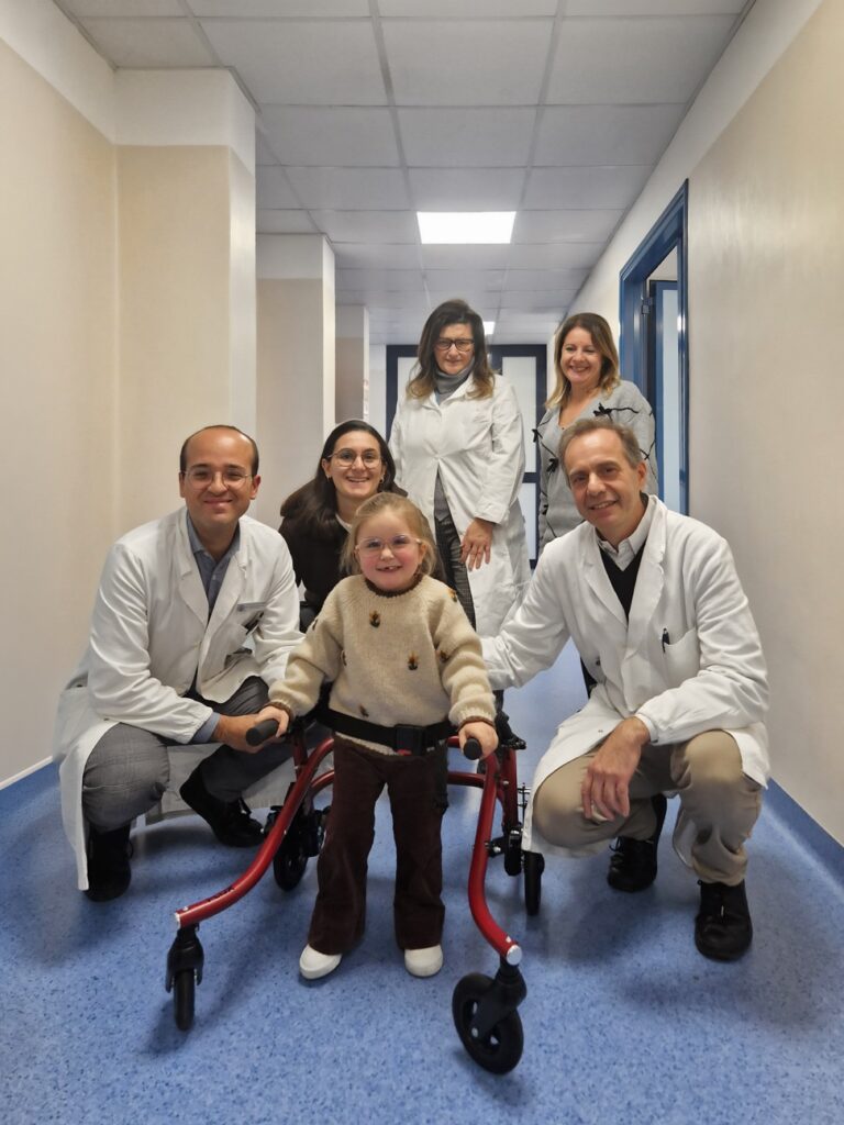 KIF1A Italia, Prof. De Falco e Prof. Brunetti presso l’unità di terapia innovative per malattie genetiche e metaboliche dell’Azienda Ospedaliera Universitaria Federico II di Napoli, in collaborazione con l’Istituto Telethon di Genetica e Medicina (TIGEM) di Pozzuoli a Napoli